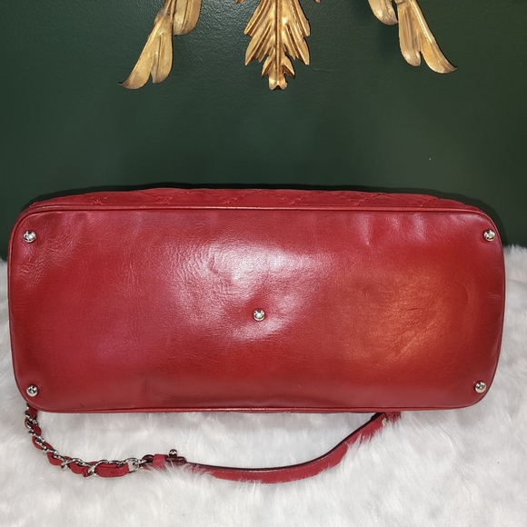 CHANEL QUILTED IREDESCENT RED CALFSKIN TOTE - Picture 5 of 17